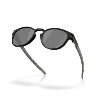 Oakley | Latch